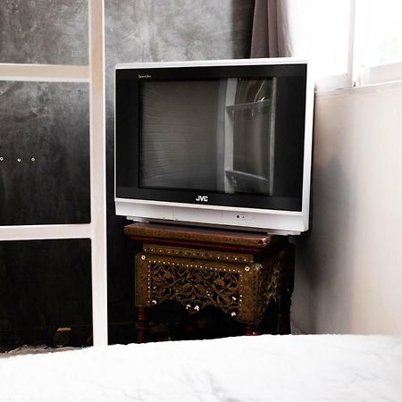 The Old Car Guesthouse Chiang Mai Bagian luar foto