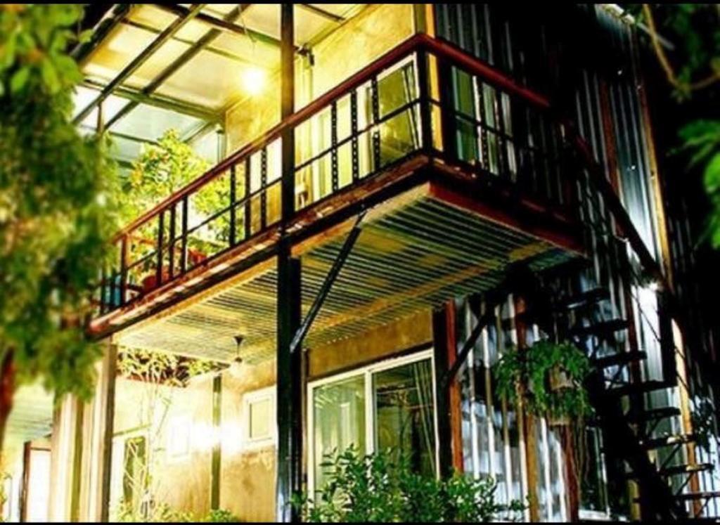 The Old Car Guesthouse Chiang Mai Bagian luar foto