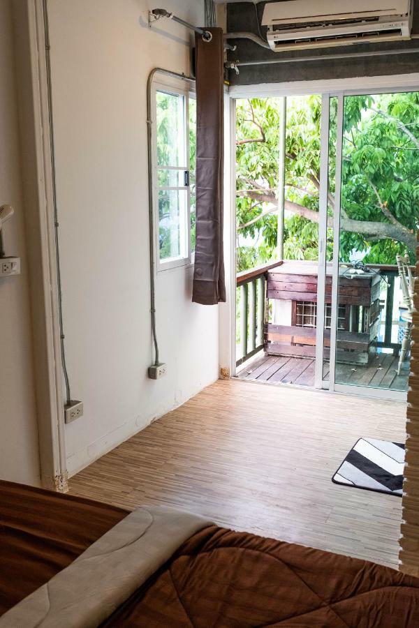 The Old Car Guesthouse Chiang Mai Bagian luar foto