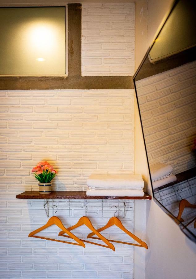 The Old Car Guesthouse Chiang Mai Bagian luar foto